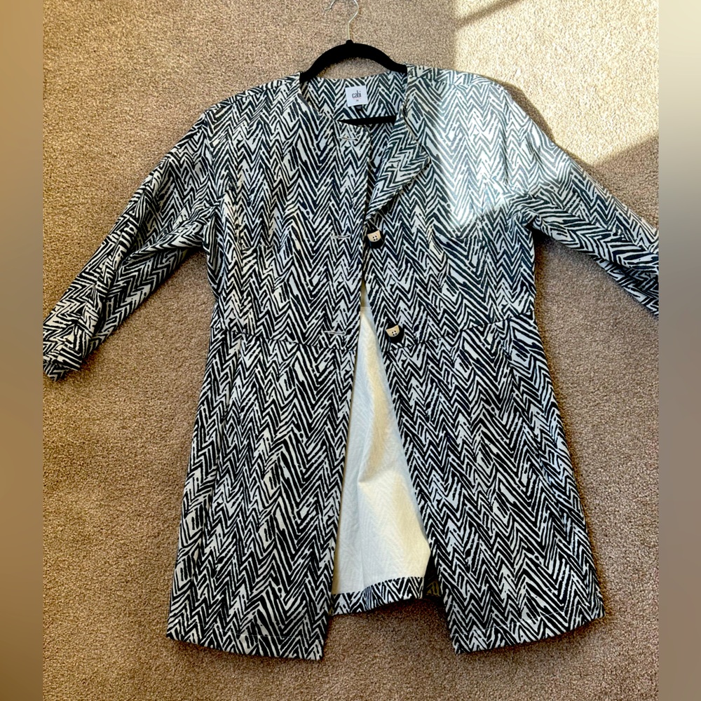 Size M. Medium length coat. Black and White. Nice coat for work events!